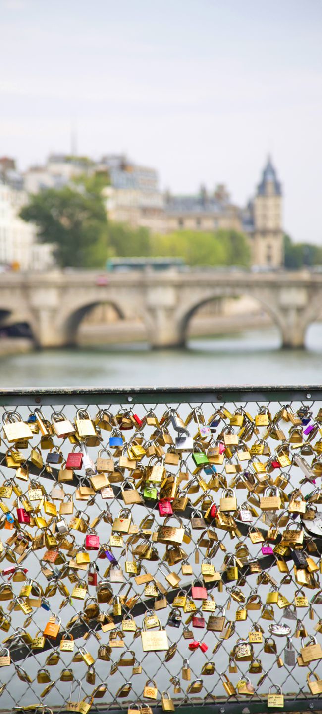 巴黎的爱情锁桥 又叫爱情桥 很浪漫 恋人游巴黎必去的景点之一