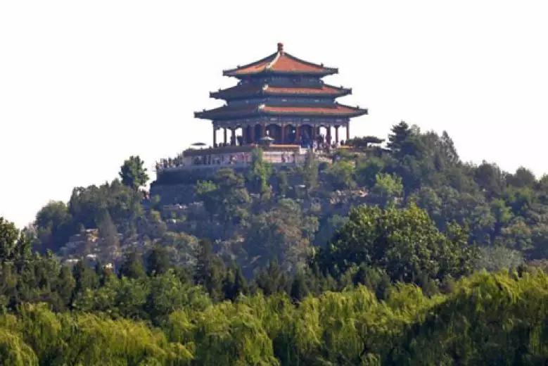 作为紫禁城的靠山,万岁山(景山)一方面充当紫禁城的屏障,用于坚固背气