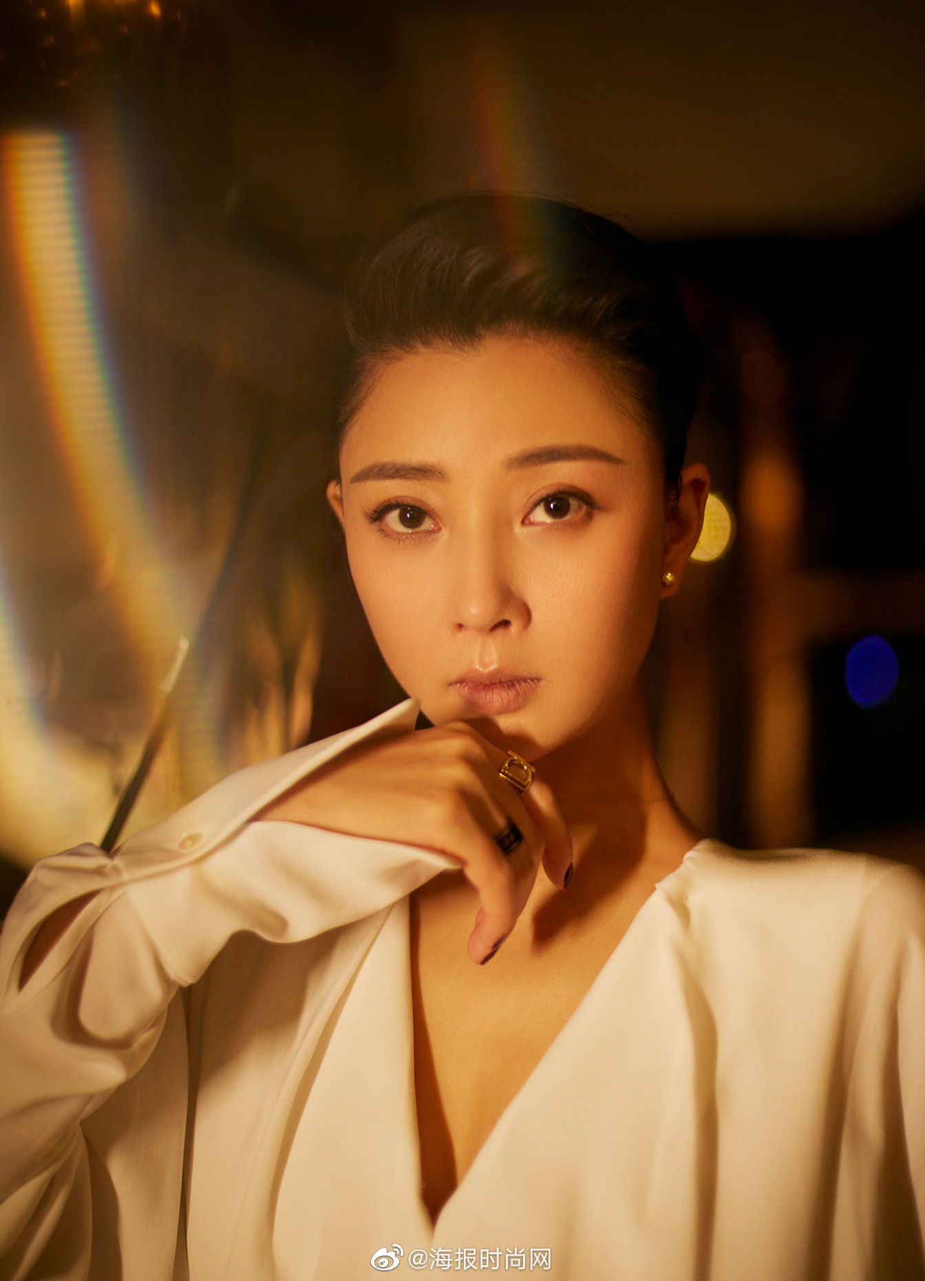 殷桃一袭深v白裙亮相首届并获得最佳女演员奖项短发低马尾造型