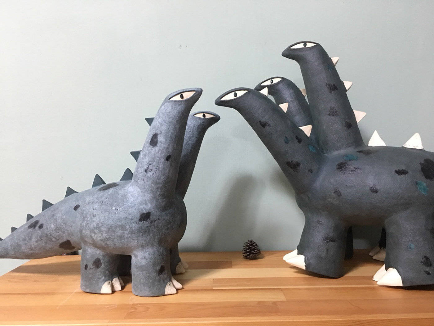 插画师徐至宏恐龙主题陶艺雕塑