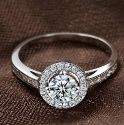 1,钻戒一般来说是以克拉为单位的一克拉的钻戒约等于100分,一般市场上