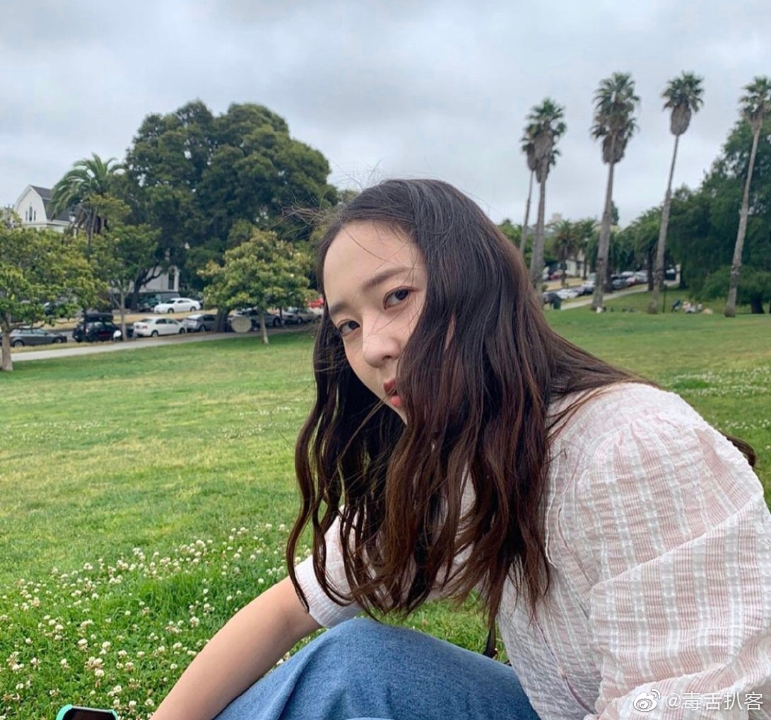 郑秀晶晒出在草地的照片,白色上衣搭配牛仔裤,简单清爽的少女!