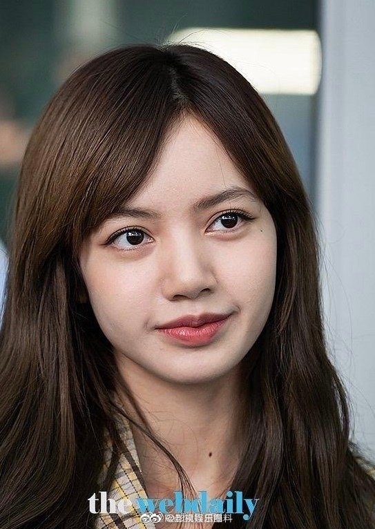 青春有你2导师lisa露额头造型亮相机场,网友说有刘海更可爱