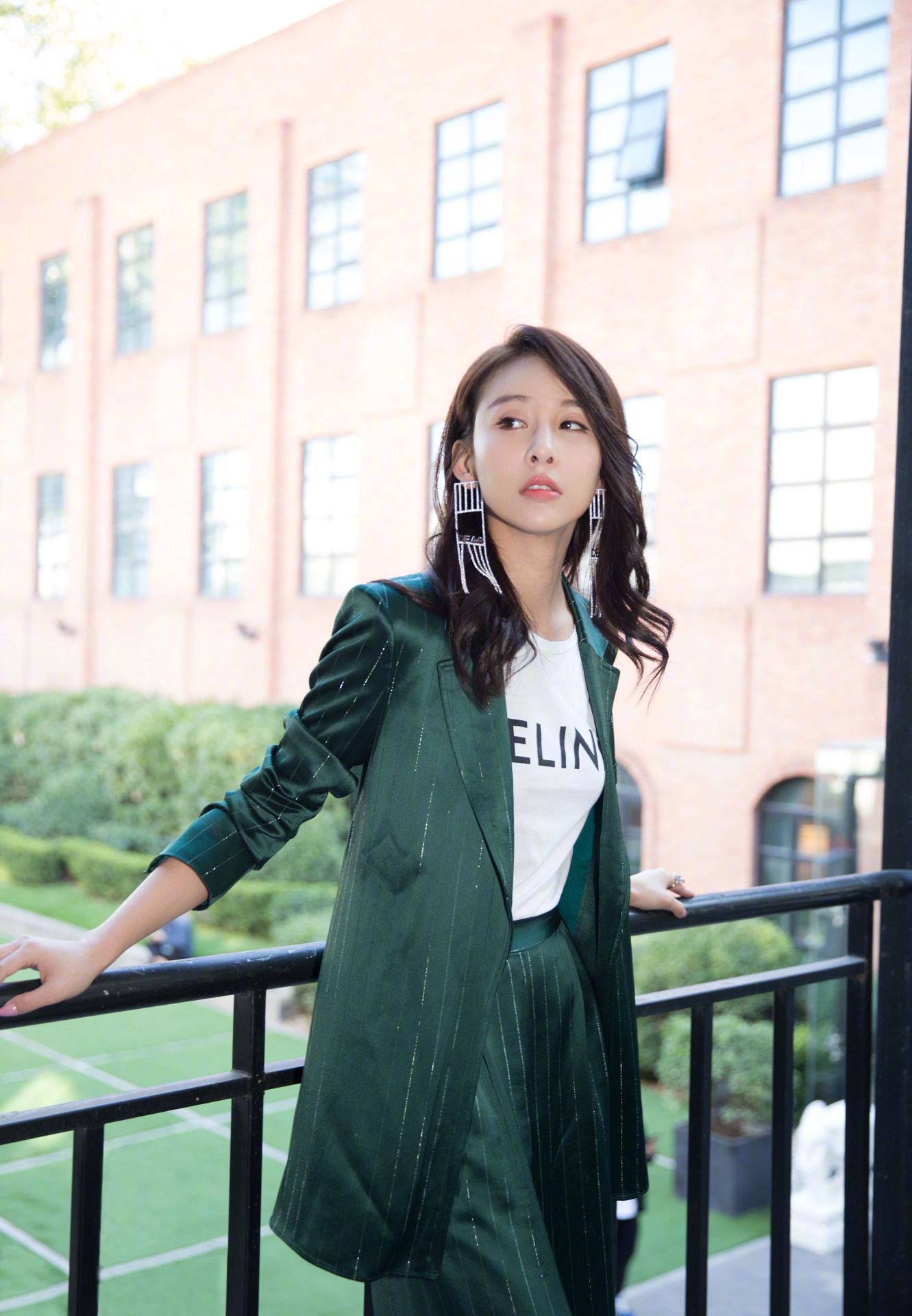 贾青出席好友品牌发布会,一袭绿色西装,气场穿出2米8!