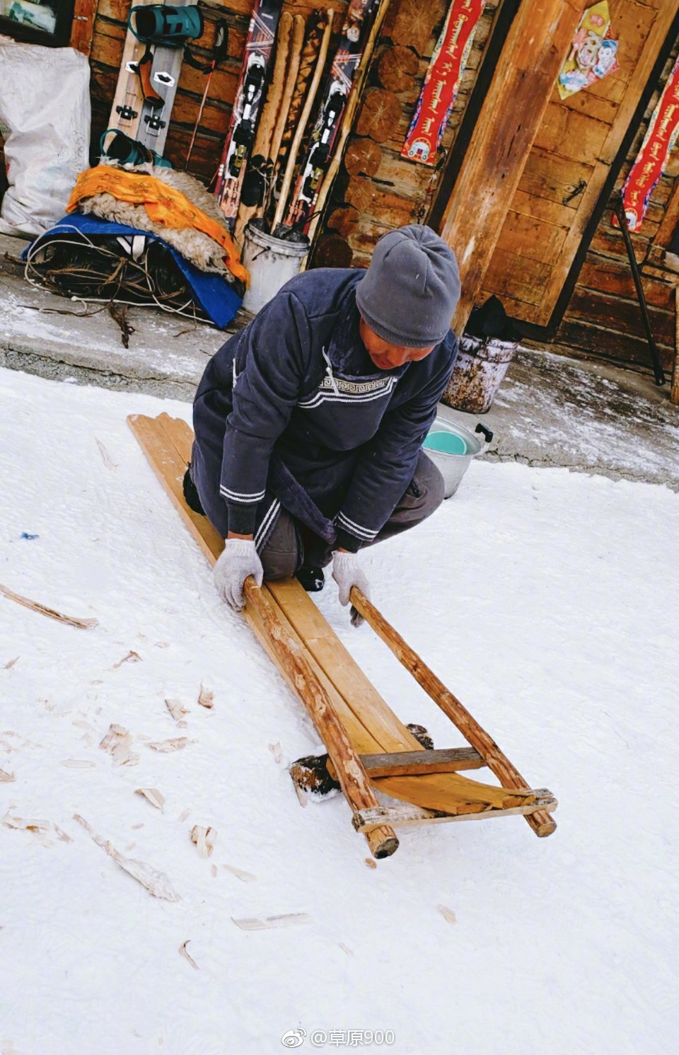 喀纳斯禾木村的图瓦人传统雪橇制作,这里是人类滑雪发源地之一