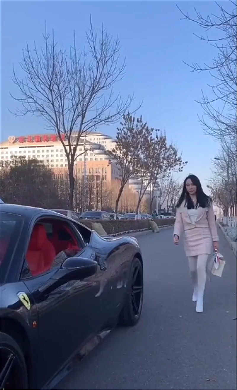 448万法拉利458现沈阳,看到女车主时,没想到身材比车养眼