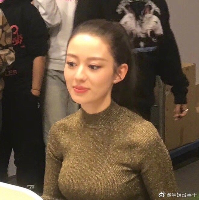 谁说胸大显胖请看吉娜这是什么神仙比例真蜂腰