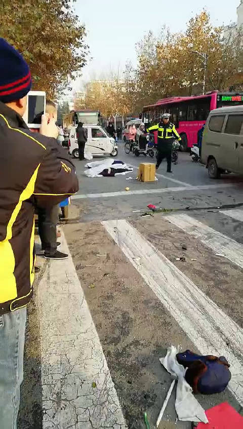 河北石家庄一奥迪轿车逆向行驶致多车相撞 2死5伤