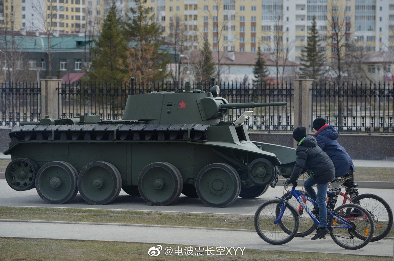 参与上佩什马地区阅兵彩排的克里斯蒂悬挂bt-7坦克,去掉了履带.