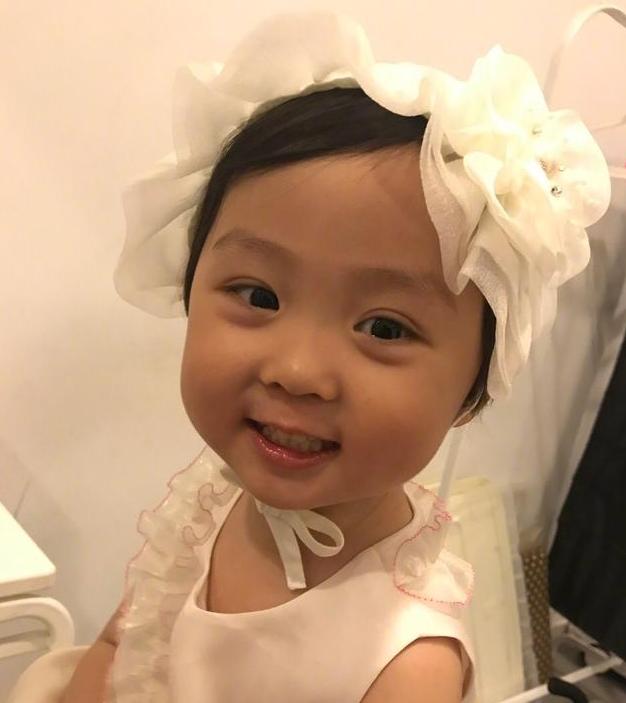 名嘴华少晒女儿照片,大眼灵气逼人颜值秒杀咘咘,为好爸爸点赞