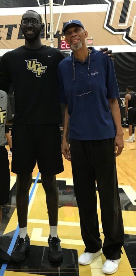 2米29身高,2米54臂展,310磅体重,ucf的塔科-法尔全场得到15分