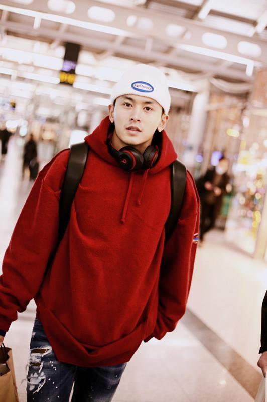 6767张哲瀚是当下话题度颇高的男星,在小编心中,他在业务能力上