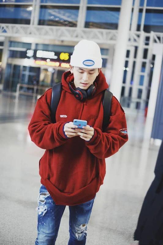 张哲瀚穿大红色卫衣走机场,破洞裤里面穿秋裤,这才接地气!