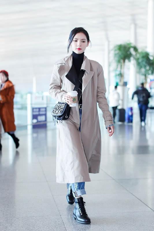 张予曦穿风衣配牛仔裤,脚上穿双马丁靴,这才是大气的打扮!