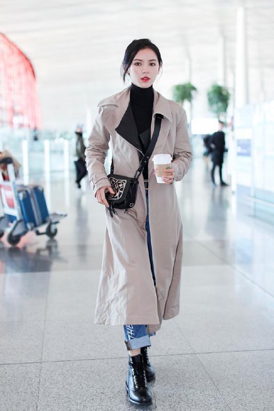 张予曦穿风衣配牛仔裤,脚上穿双马丁靴,这才是大气的打扮!