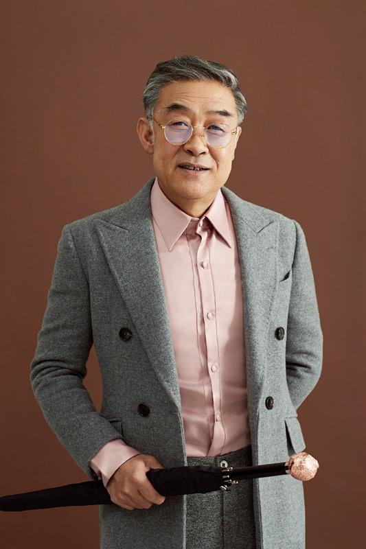 "季检察长"李建义穿驼色大衣,配白色高领,很潮很显年轻!