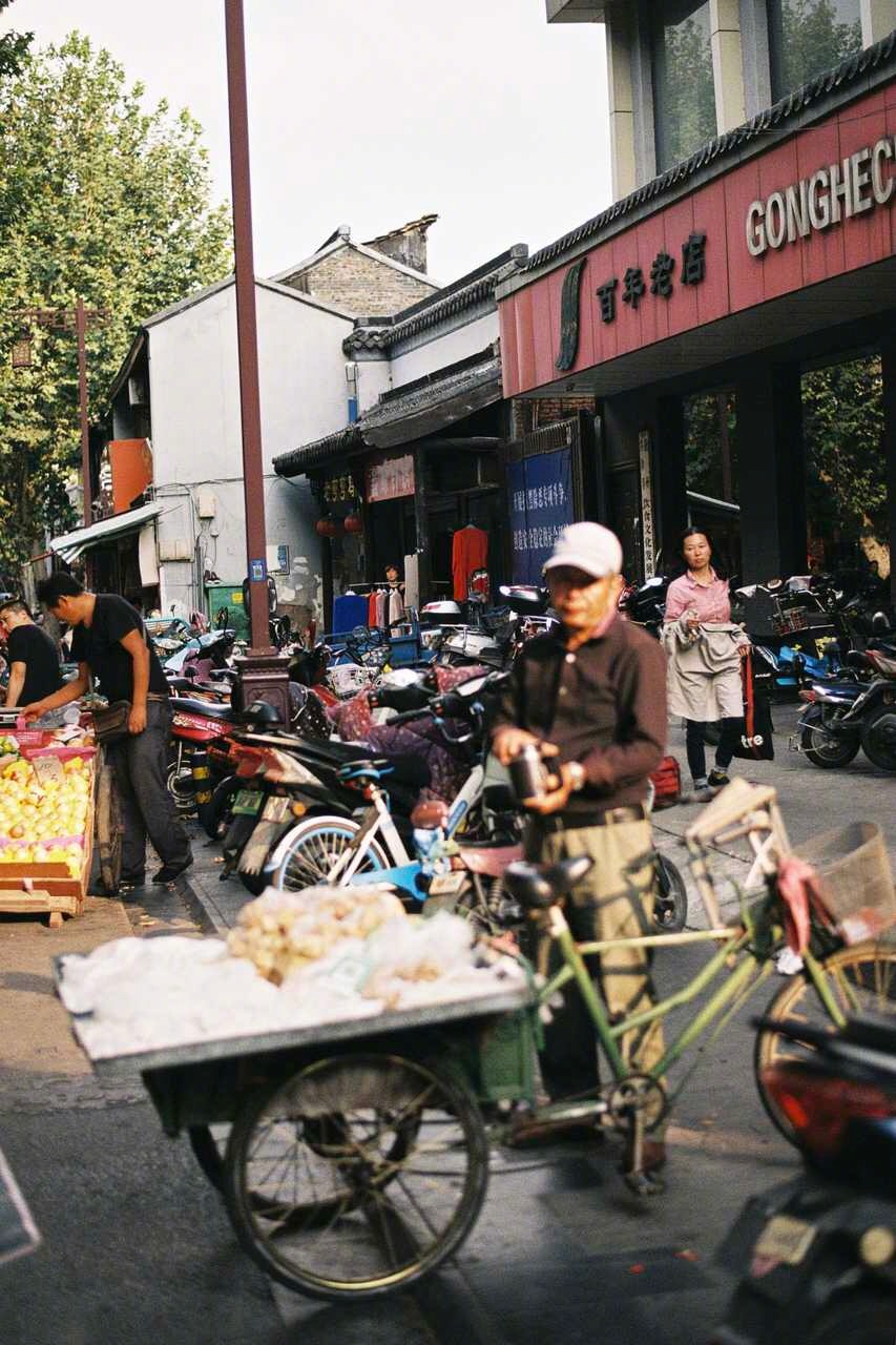 你来人间一趟,你要看看太阳,和你的心上人,一起走在街上