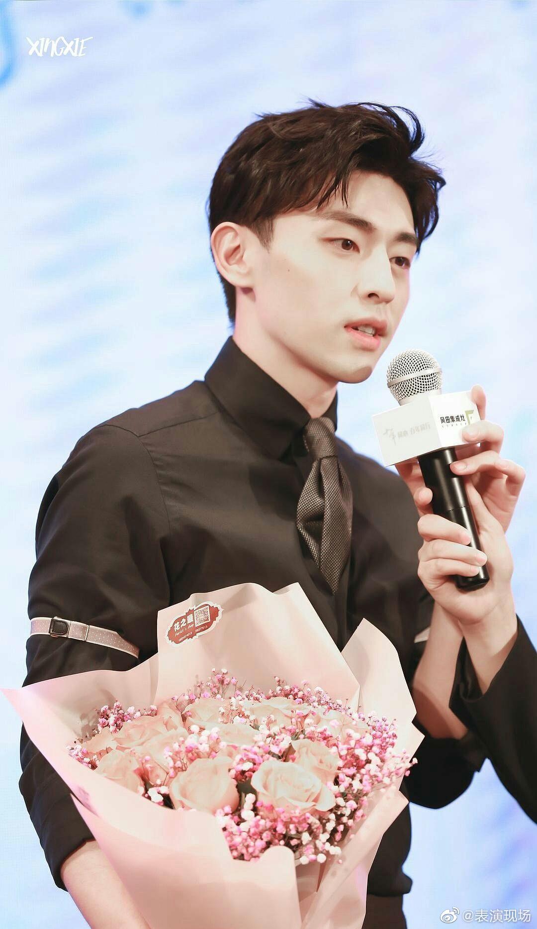 邓伦应该是娱乐圈最喜欢戴袖箍的男艺人了吧袖箍把衬衣变得更时尚