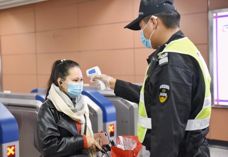 进入地铁请自觉主动配合测量体温哦图/张广宇