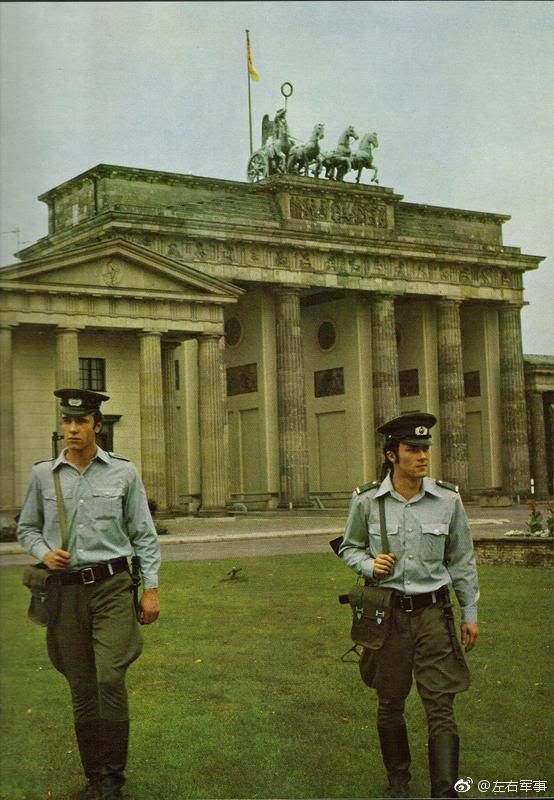 勃兰登堡门前巡逻的东德边防军