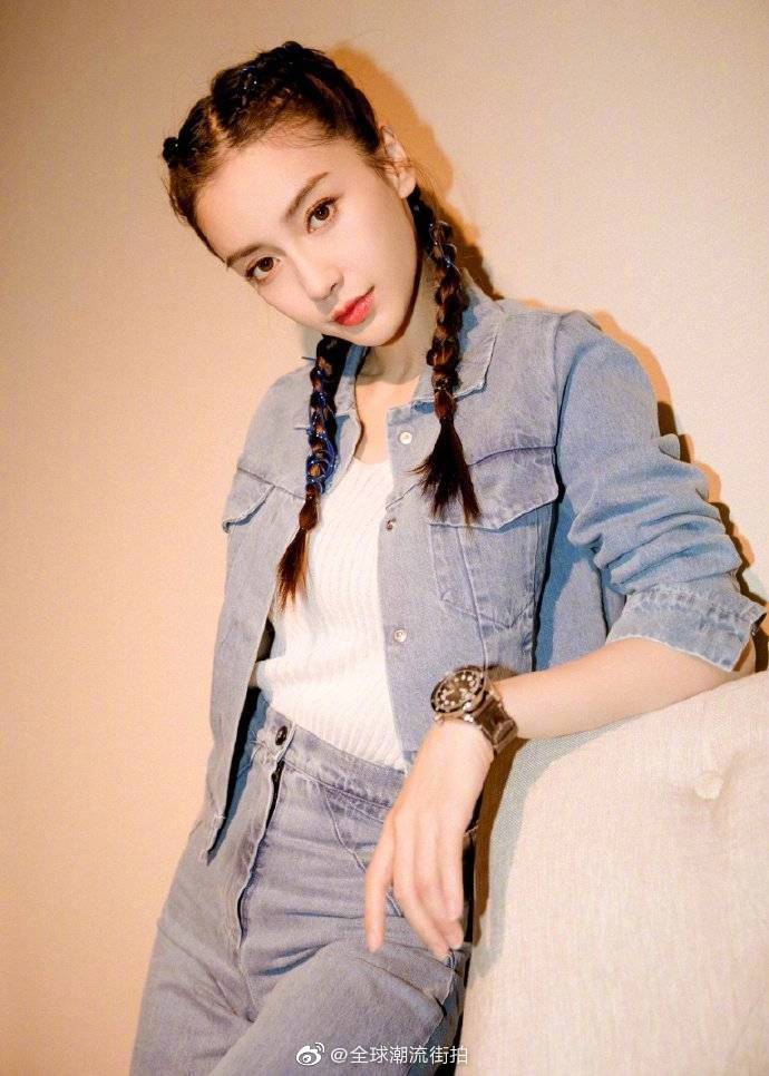 baby出席发布会造型,双麻花辫 牛仔套装,很有氧气感.