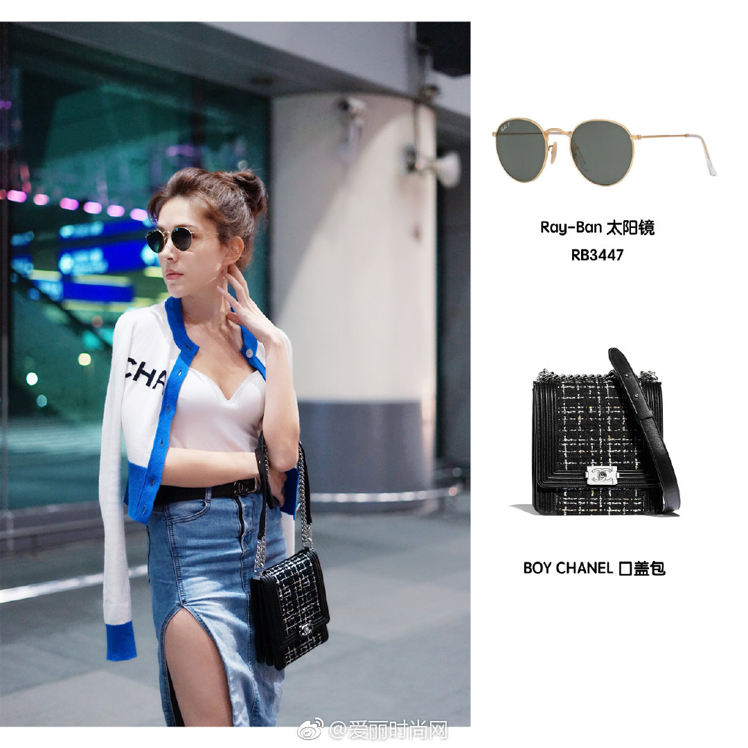 近日,许玮甯身着蓝白开襟毛衣搭配搭配高开叉牛仔裙现身机场