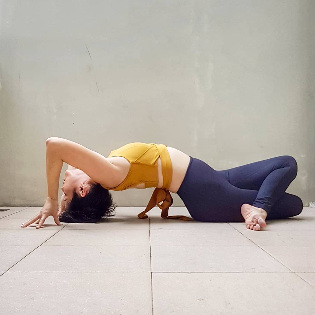 三角站立前屈伸展式.