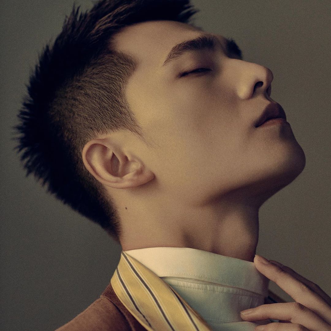 杨洋ins更新@杨洋 棱角分明的下颌线 大佬的视线正在注视着你 这眼神