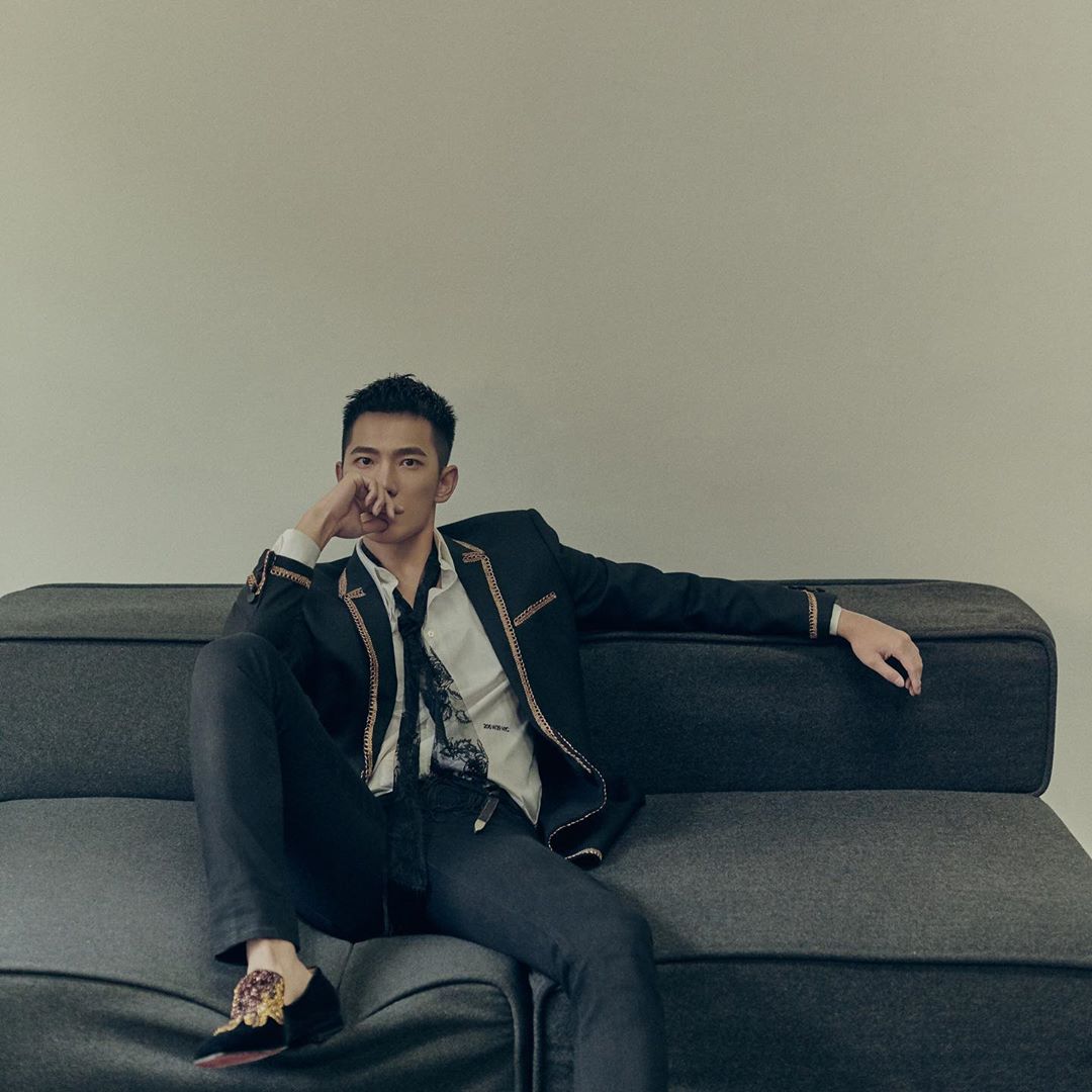 杨洋ins更新@杨洋 棱角分明的下颌线 大佬的视线正在注视着你 这眼神