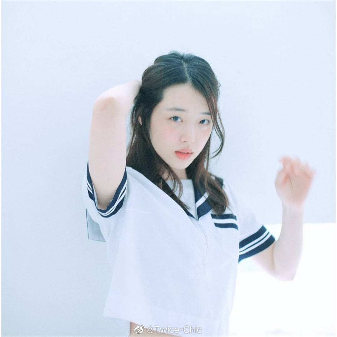 崔雪莉 毕业季制服写真 素白背景中束起马尾 安静又干净