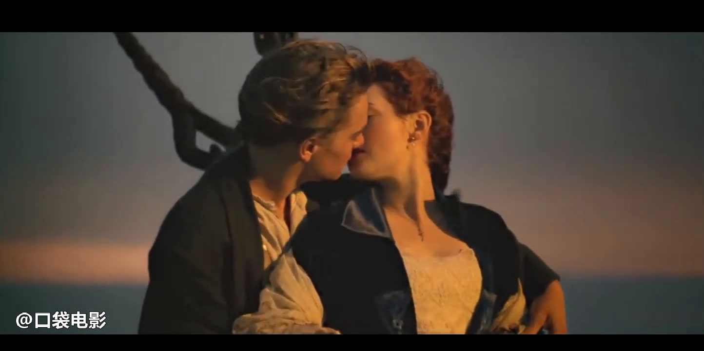 《泰坦尼克号》杰克和露丝在船头接吻的片段,经典桥段