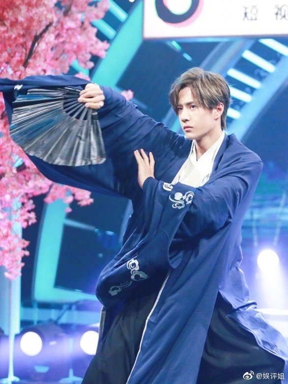 王一博和扇子～古风文艺的酷盖