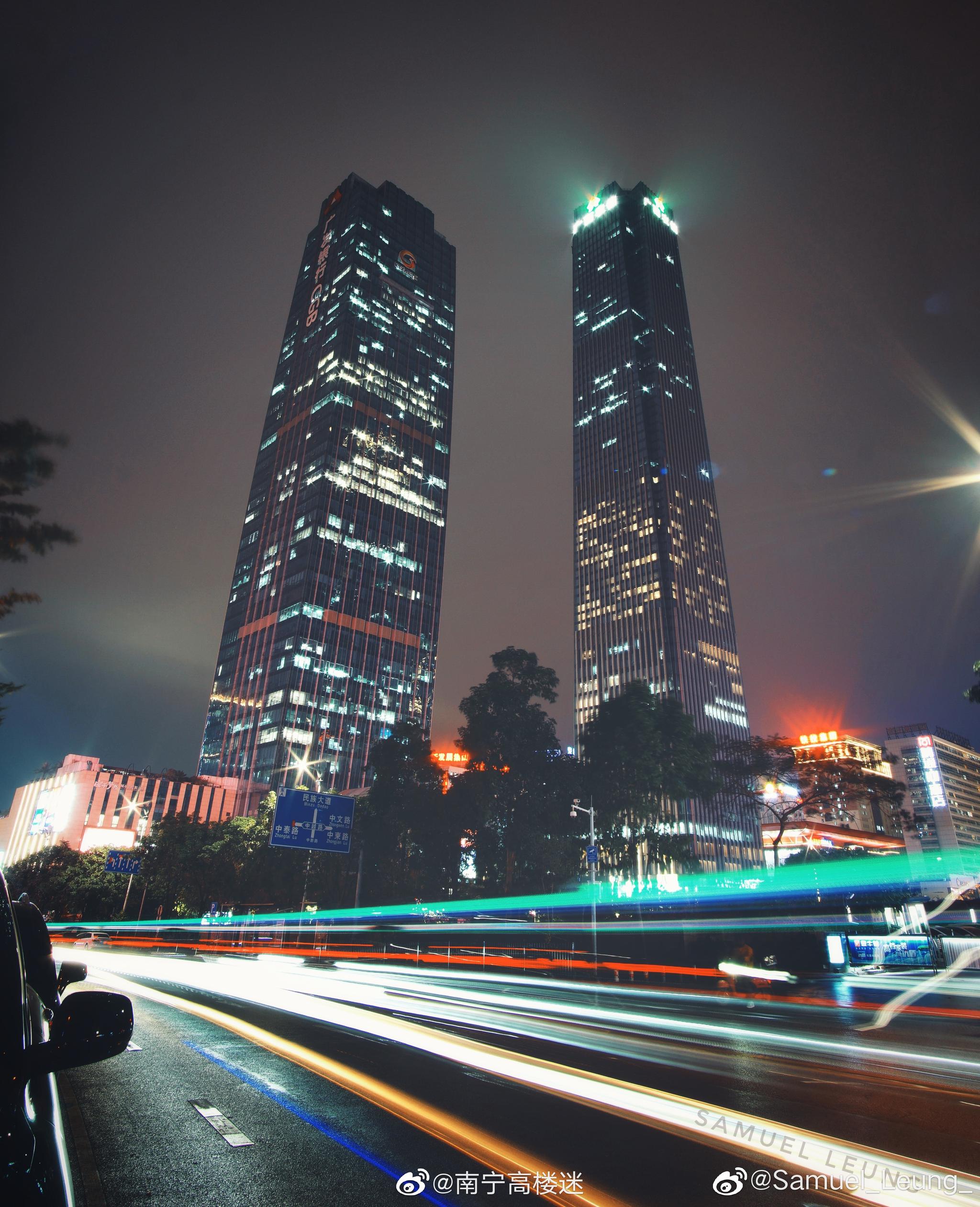 东商区的夜,站在高楼下,谁能忍得住不抬头看一看.@samuel_leung