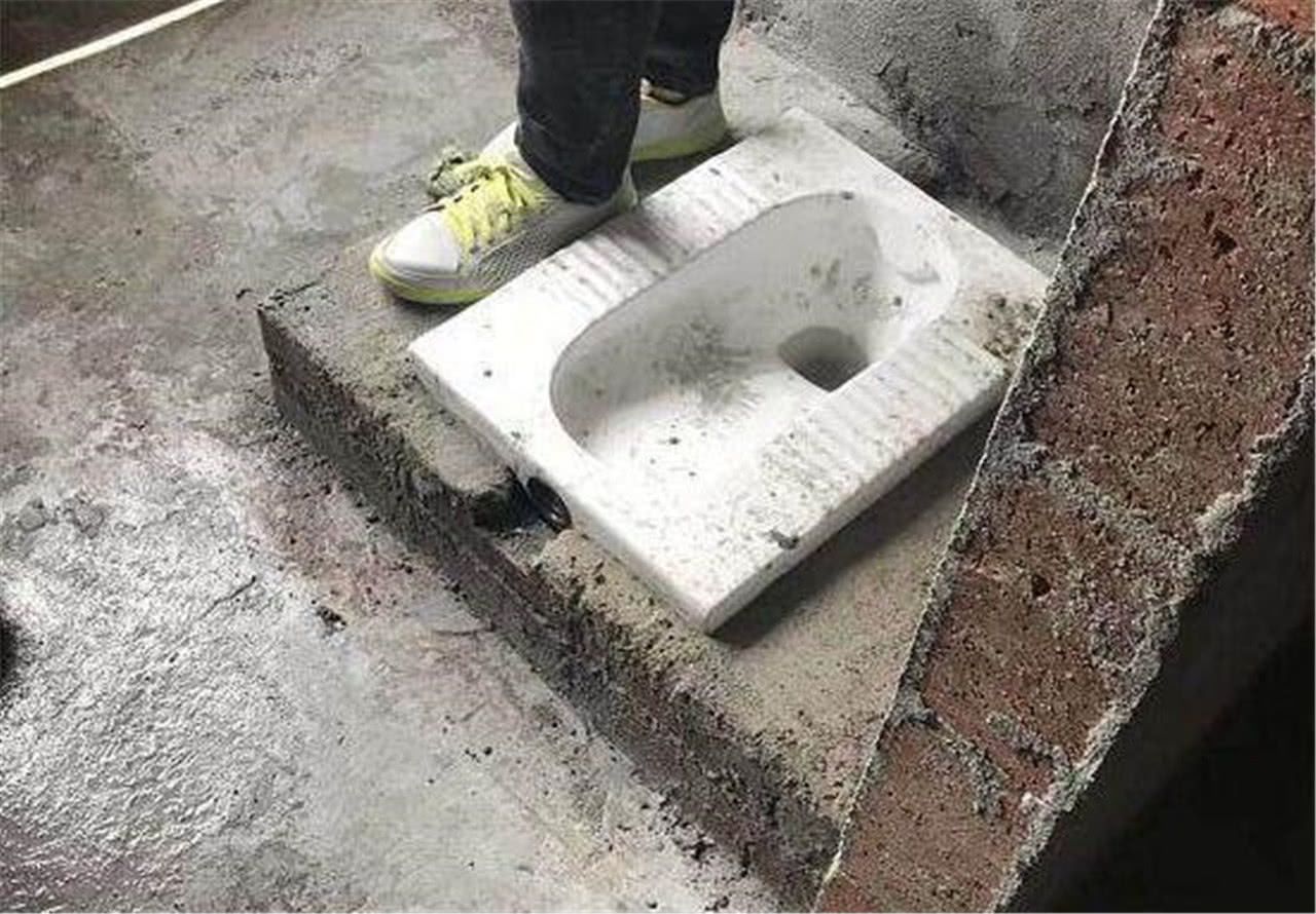 卫生间蹲坑为什么要做个台阶?老师傅这样分析,原来一直有误解!