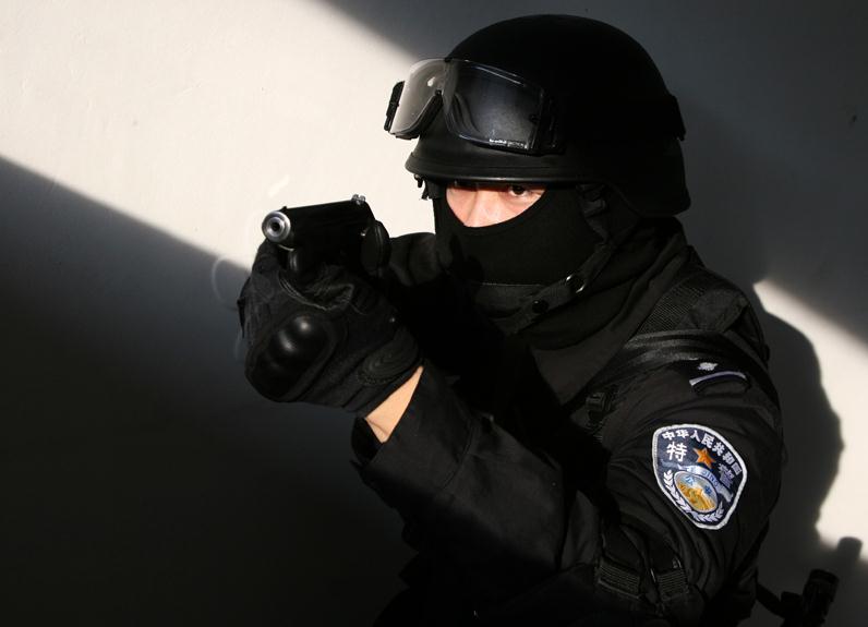 特警和特种兵差在哪里?为何一个戴面罩,另一个却要涂油彩?