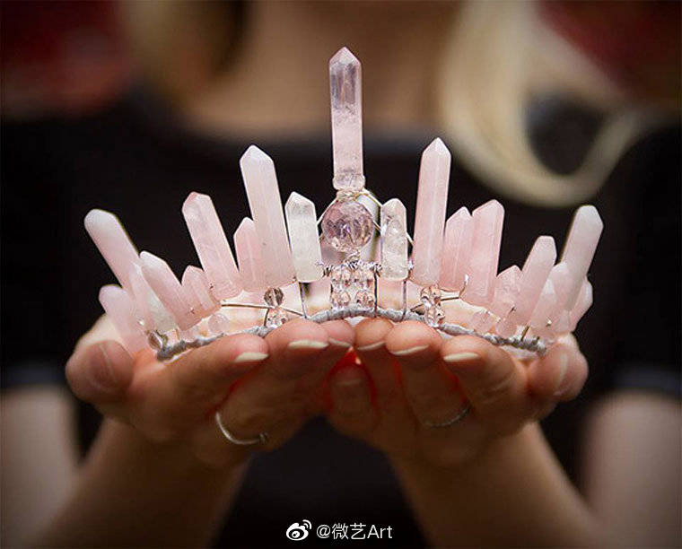 艺术家gillian使用铁丝和水晶制作的独特皇冠