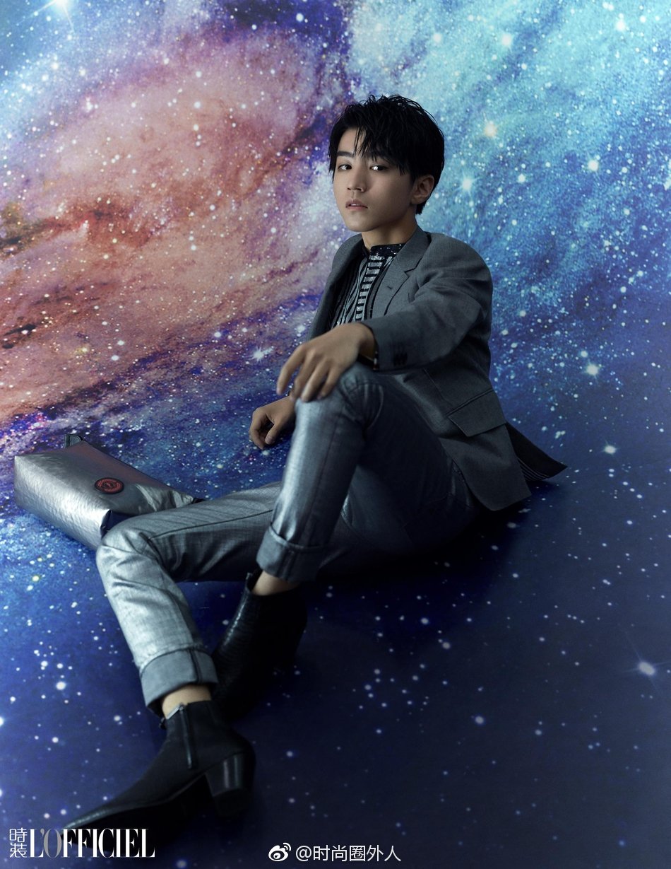 王俊凯19年开年刊封面 化身银河的星际少年 王俊凯19年开年刊封面 化身银河的星际少年