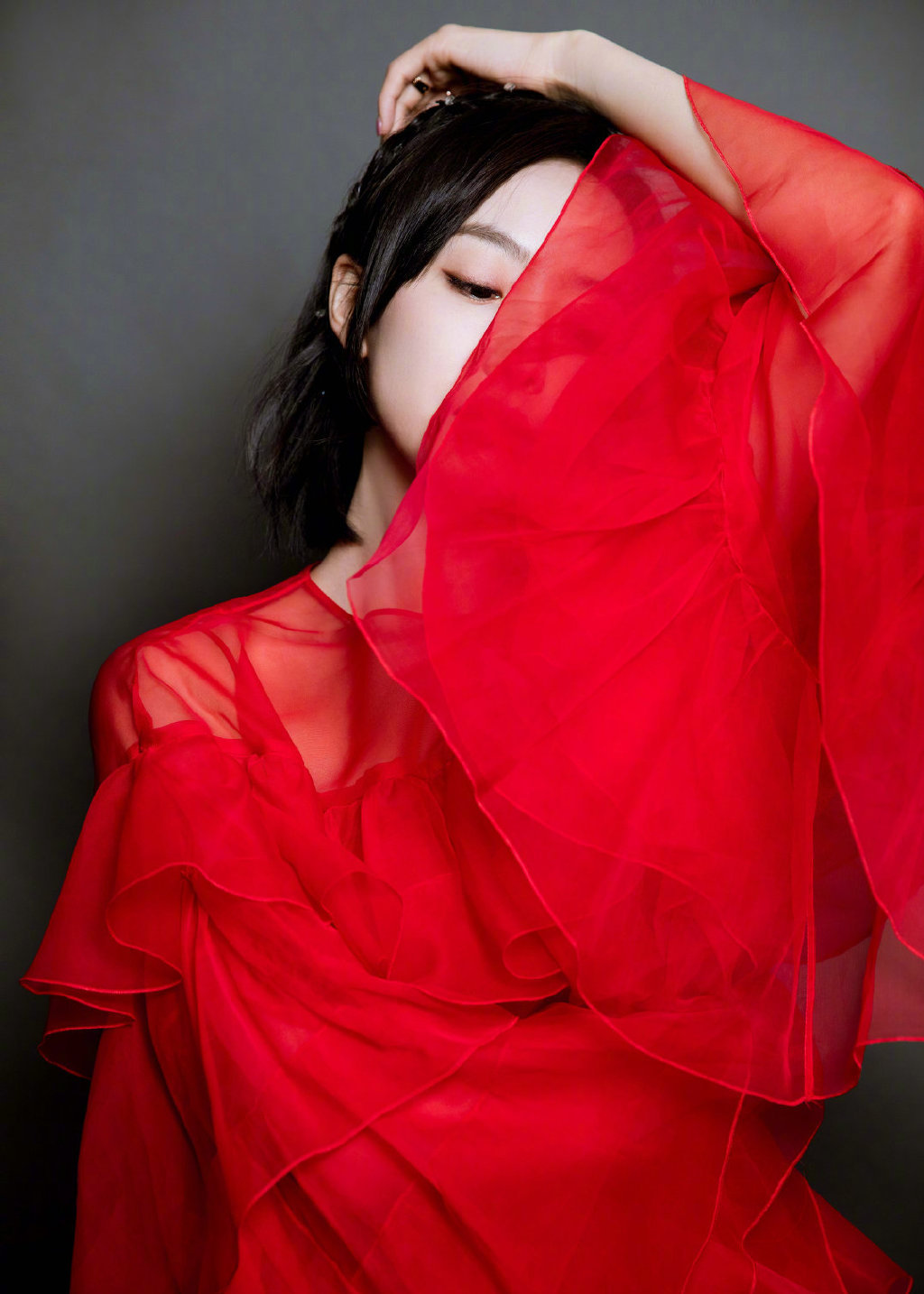 宋茜身着一袭红色薄纱蛋糕裙精致水晶编发, 搭配一双jimmychoo高跟鞋