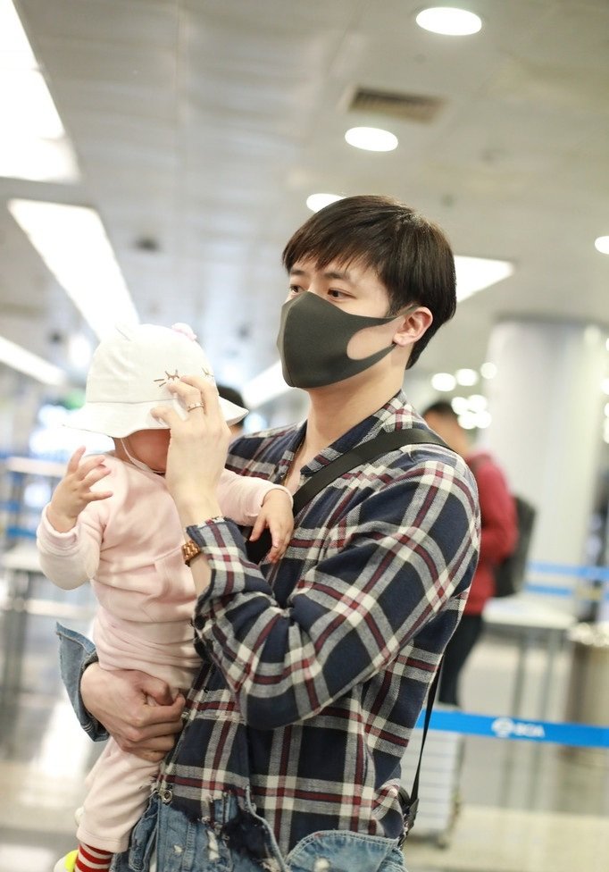 付辛博抱着女儿现身, 小宝宝身穿粉红色衣服,肉嘟嘟十足可爱!