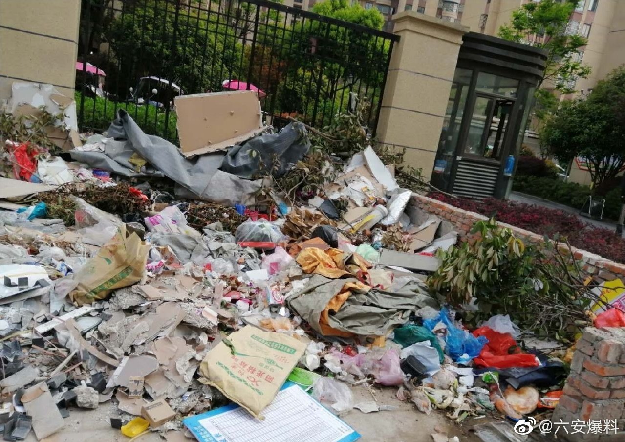 六安某小区垃圾随意堆放影响居民生活