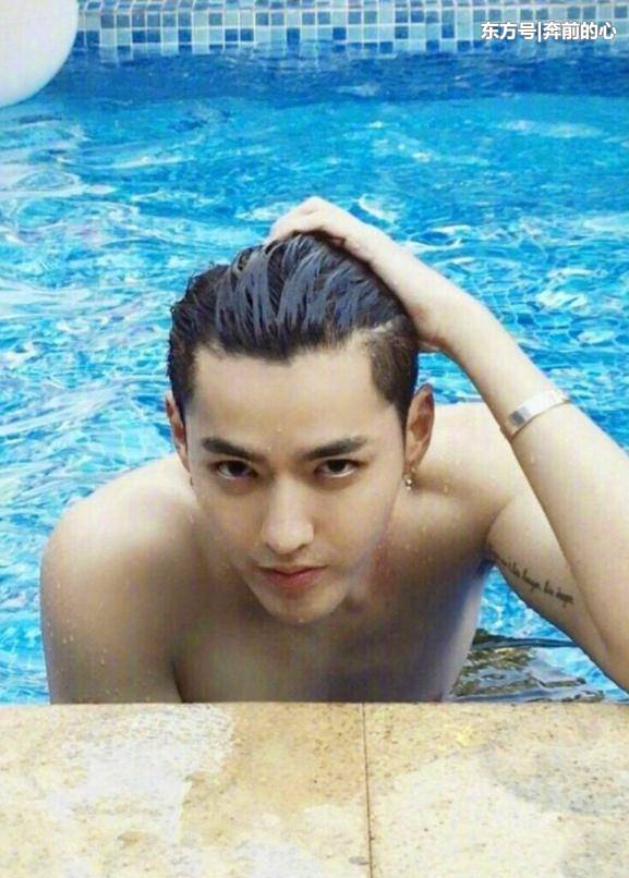 男明星游泳照:张艺兴狗刨式,易烊千玺安静和谐,井柏然童心未泯