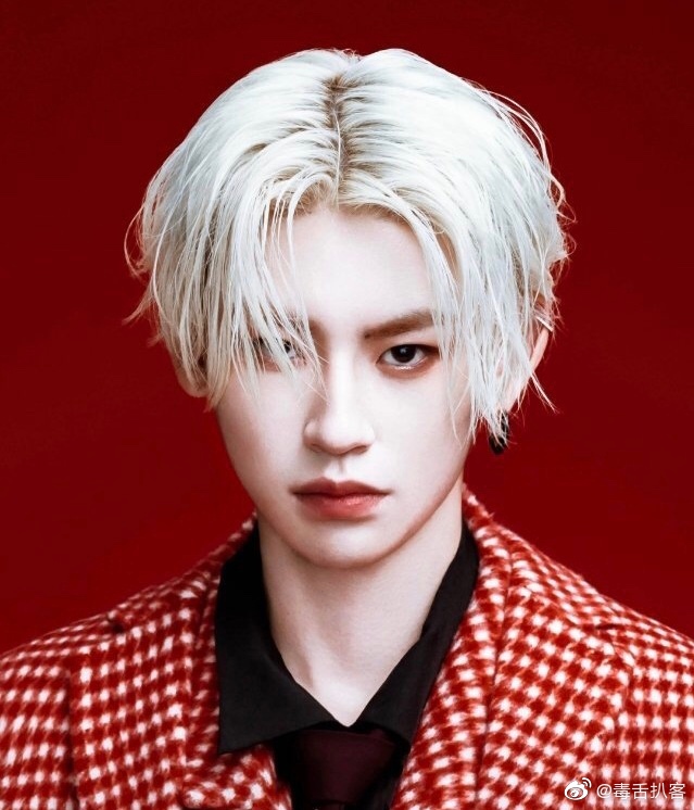 有媒体曝光小鬼王琳凯和神秘女子在家中密会引发恋情传闻对此