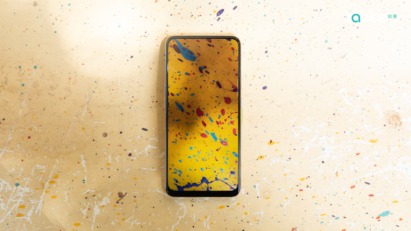 用蒸汽的白色,给realme x染上朋克与现代的风格