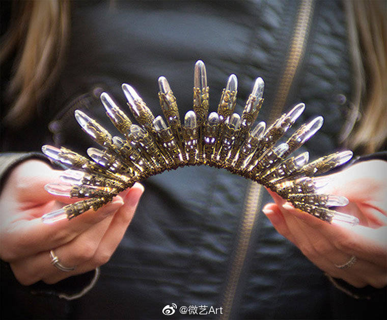艺术家gillian使用铁丝和水晶制作的独特皇冠