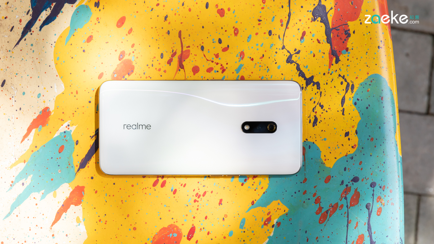 用蒸汽的白色,给realme x染上朋克与现代的风格