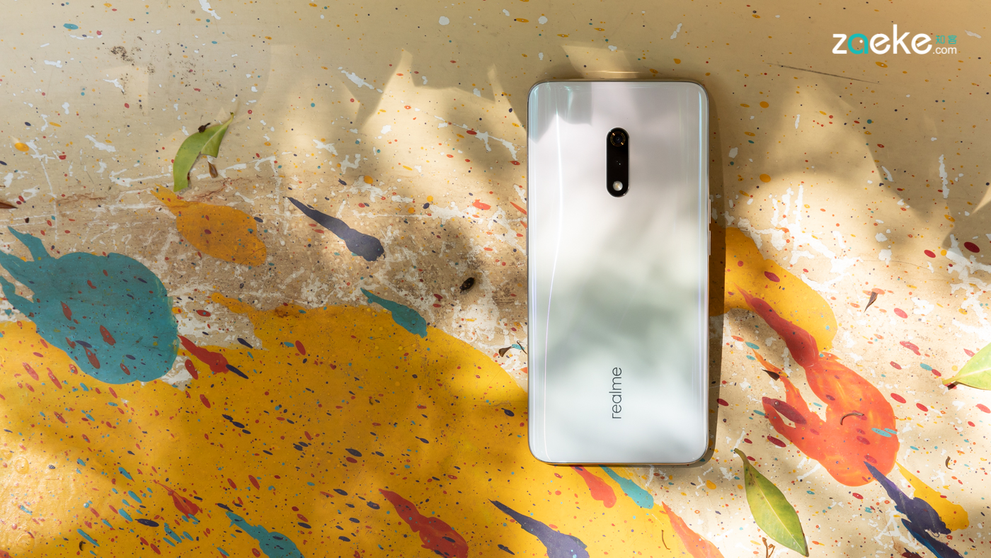 用蒸汽的白色,给realme x染上朋克与现代的风格