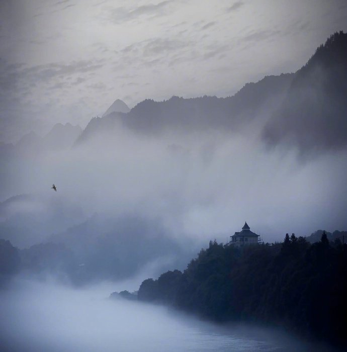 天青色等烟雨,而我在等你;看炊烟袅袅升起,隔江千万里。