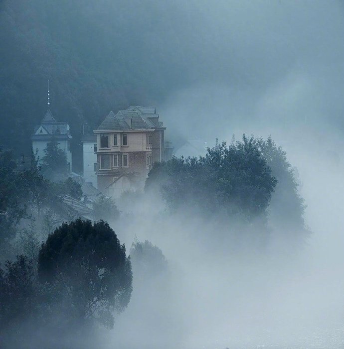 天青色等烟雨,而我在等你;看炊烟袅袅升起,隔江千万里。