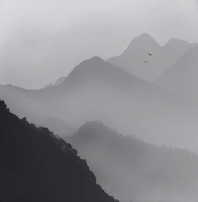 天青色等烟雨,而我在等你;看炊烟袅袅升起,隔江千万里。