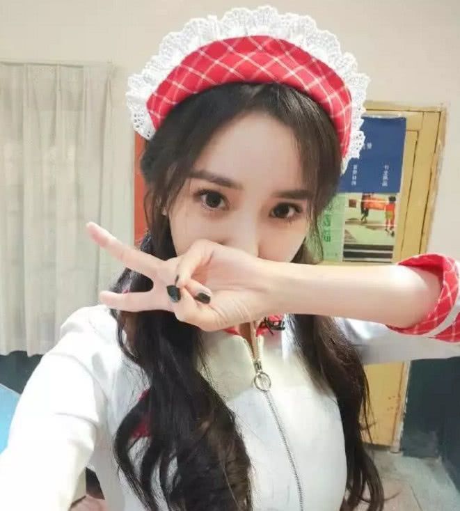 杨幂又换新造型穿女仆装双马尾少女感满满,33岁还这么灵动